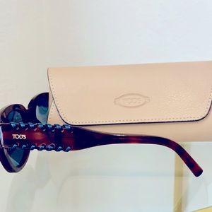 Tod’s Women’s Square Sunglasses w/Stylish frame - Brand new w/case
Made in Italy